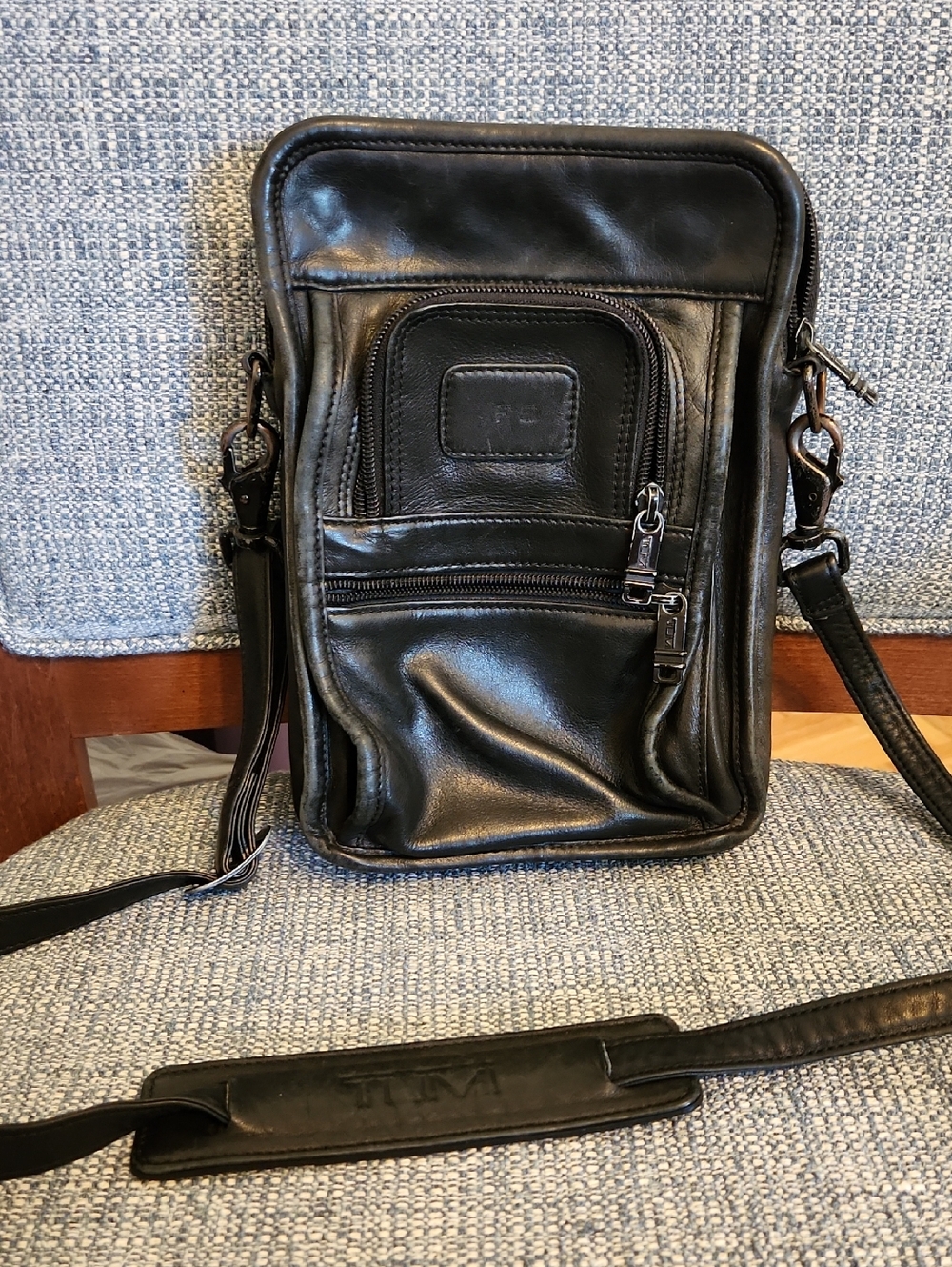 Tumi Black Leather Crossbody Bag Organizer Travel Everyday Casual Sporty Satchel